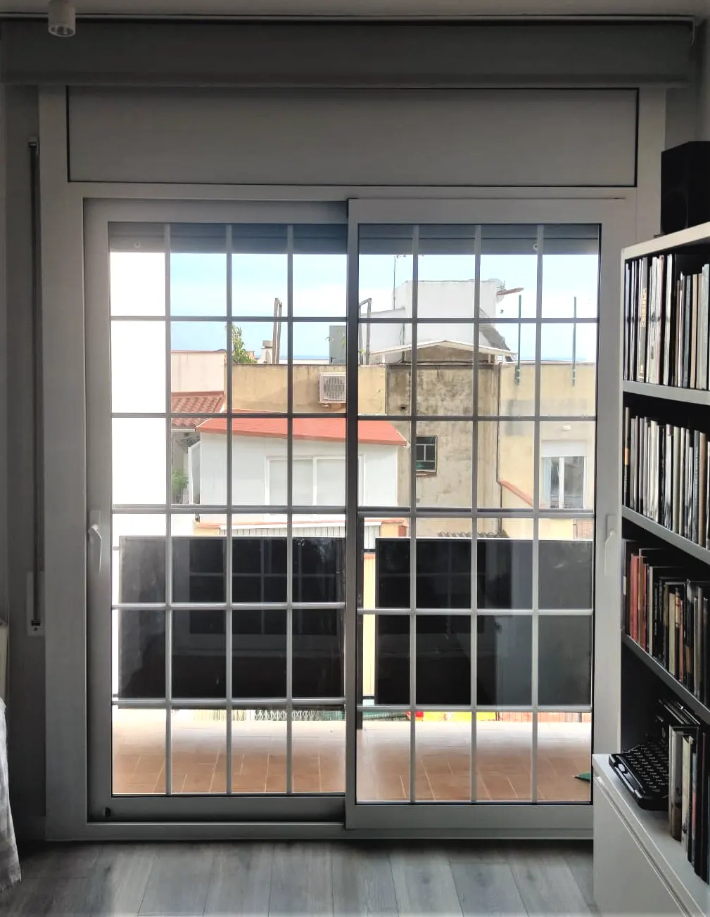Puerta corredera con rotura térmica