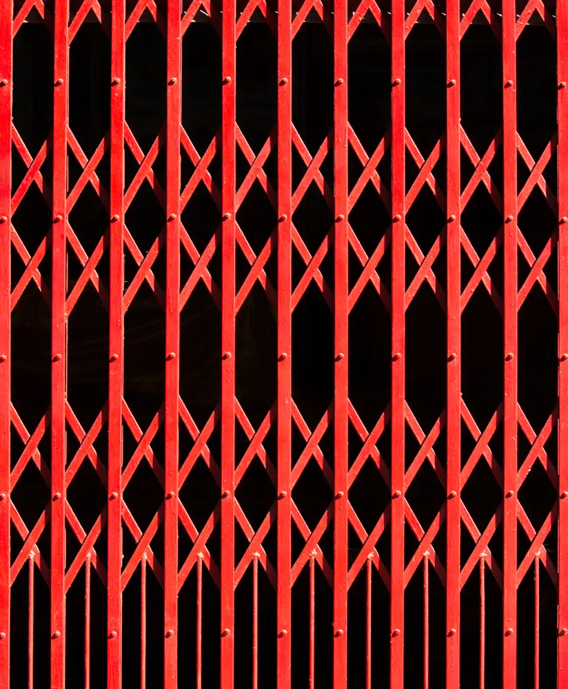 Reja batiente de color rojo