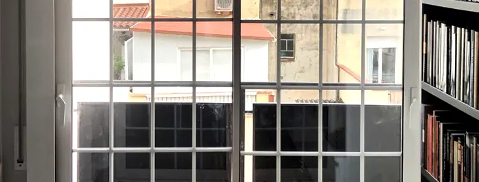 Puerta corredera con rotura térmica